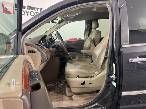 Brilliant Black Crystal Pearlcoat 2013 Chrysler Town & Country Touring-L