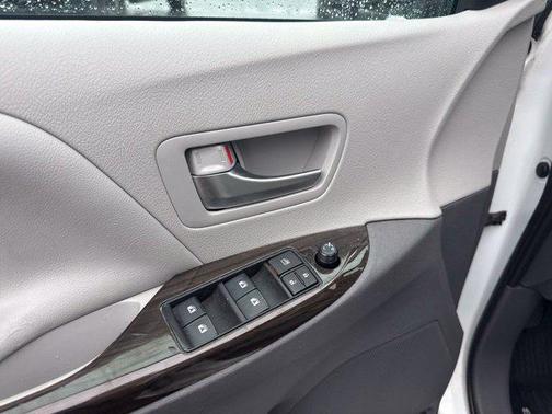 Blizzard Pearl 2020 Toyota Sienna XLE