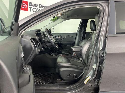Granite Crystal Metallic Clearcoat 2019 Jeep Cherokee Altitude