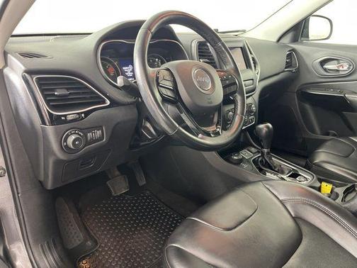 Granite Crystal Metallic Clearcoat 2019 Jeep Cherokee Altitude