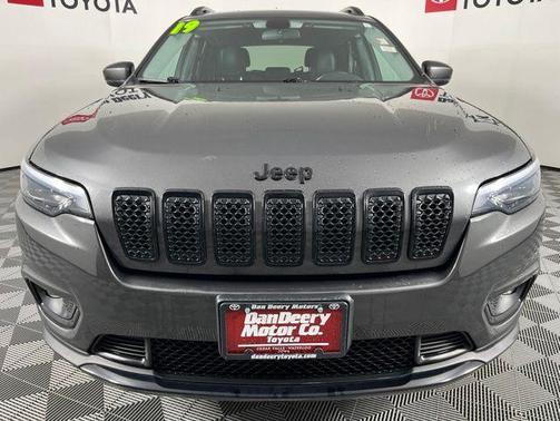 Granite Crystal Metallic Clearcoat 2019 Jeep Cherokee Altitude