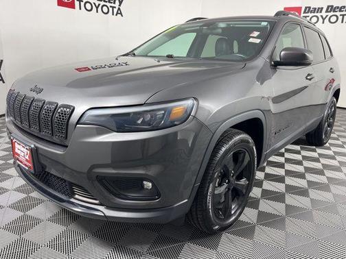 Granite Crystal Metallic Clearcoat 2019 Jeep Cherokee Altitude