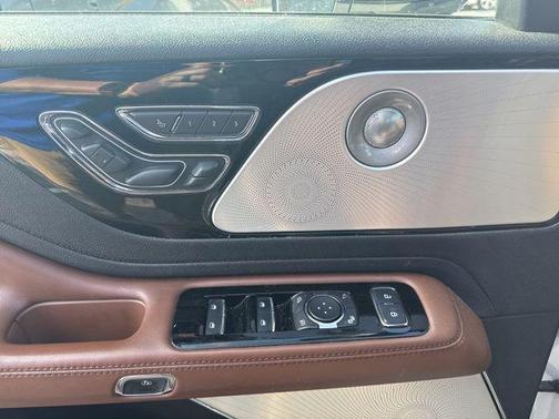 Pristine White Metallic Tri-Coat 2020 Lincoln Aviator Reserve AWD