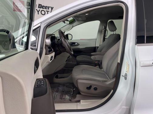 2020 Chrysler Voyager LX