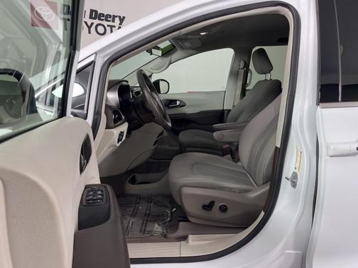 2020 Chrysler Voyager LX