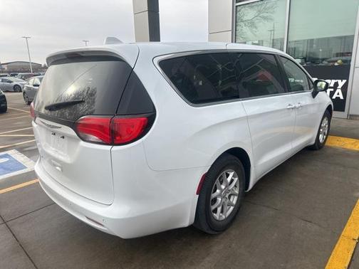 2020 Chrysler Voyager LX
