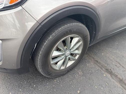 Titanium Silver 2017 Kia Sorento LX