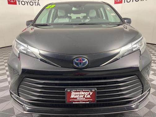 2023 Toyota Sienna LE