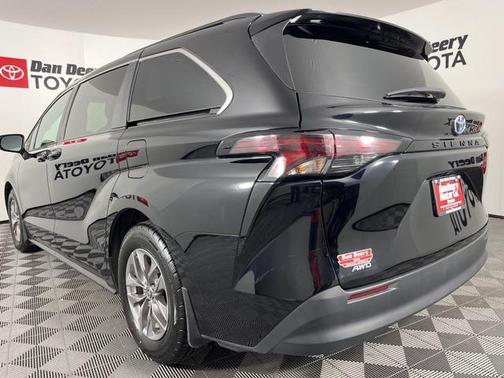 2023 Toyota Sienna LE