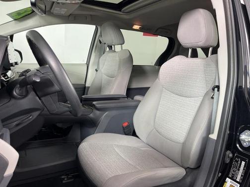 2023 Toyota Sienna LE