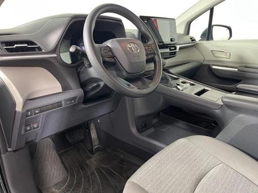 2023 Toyota Sienna LE
