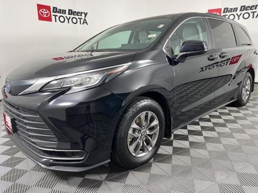 2023 Toyota Sienna LE