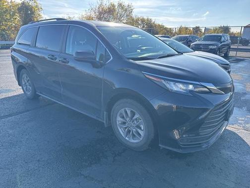 2023 Toyota Sienna LE