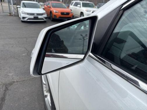 Iridescent Pearl Tricoat 2017 Chevrolet Traverse Premier