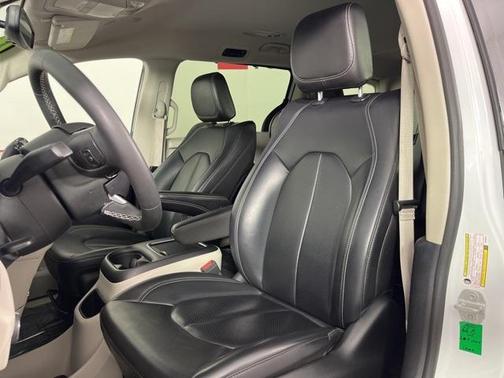 2023 Chrysler Pacifica Touring-L