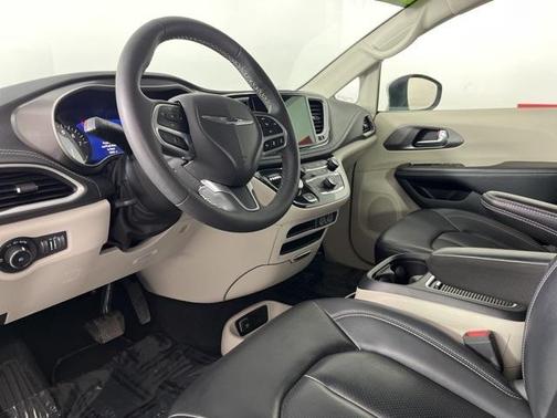 2023 Chrysler Pacifica Touring-L
