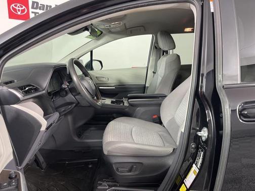 2022 Toyota Sienna LE