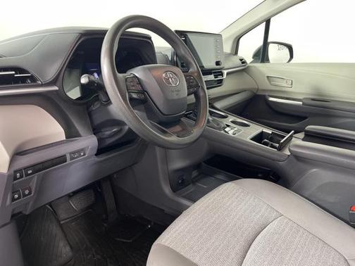 2022 Toyota Sienna LE