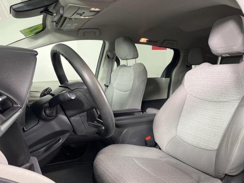 2022 Toyota Sienna LE