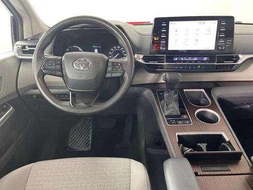 2022 Toyota Sienna LE