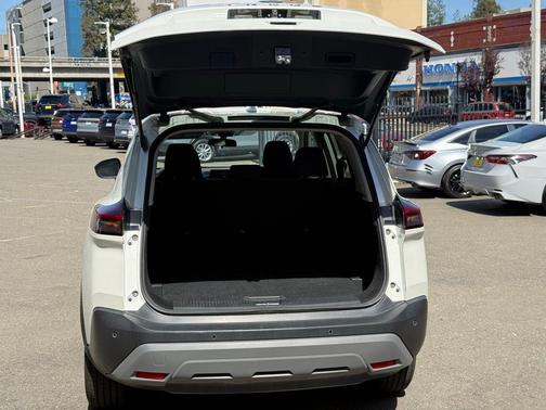 Pearl White Tricoat 2023 Nissan Rogue SV