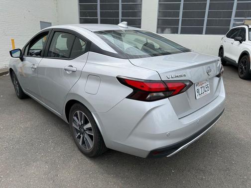 Brilliant Silver Metallic 2024 Nissan Versa 1.6 SV