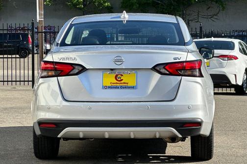 Brilliant Silver Metallic 2024 Nissan Versa 1.6 SV