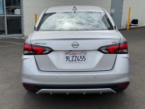 Brilliant Silver Metallic 2024 Nissan Versa 1.6 SV