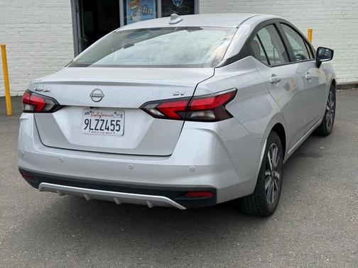 Brilliant Silver Metallic 2024 Nissan Versa 1.6 SV