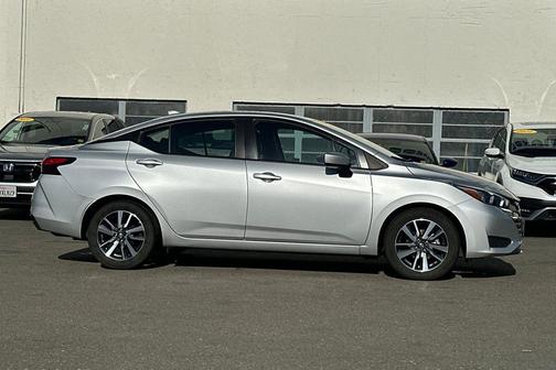 Brilliant Silver Metallic 2024 Nissan Versa 1.6 SV
