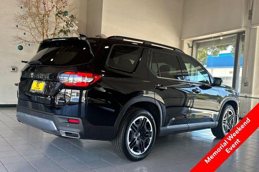 Crystal Black Pearl 2026 Honda Pilot Touring 8-Passenger