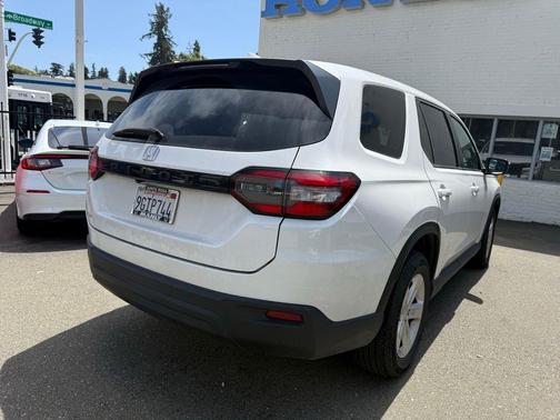 Platinum White Pearl 2023 Honda Pilot AWD LX