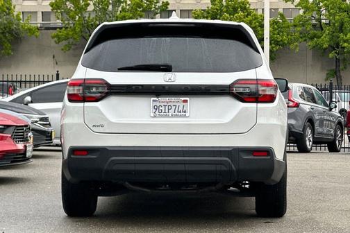 Platinum White Pearl 2023 Honda Pilot AWD LX