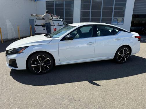 Glacier White 2024 Nissan Altima SR FWD