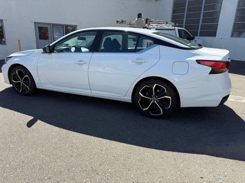 Glacier White 2024 Nissan Altima SR FWD