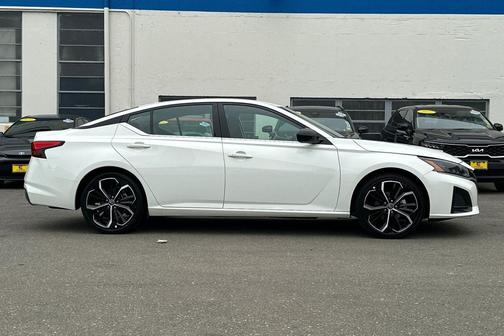 Glacier White 2024 Nissan Altima SR FWD