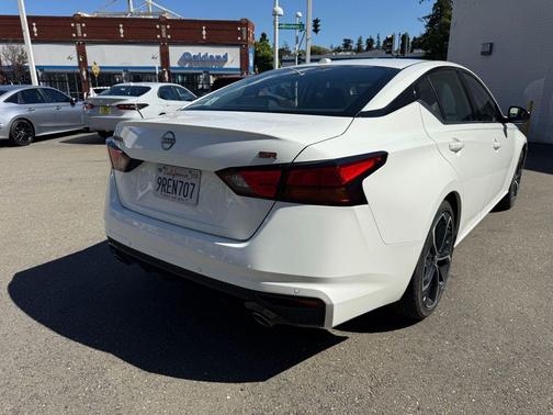Glacier White 2024 Nissan Altima SR FWD