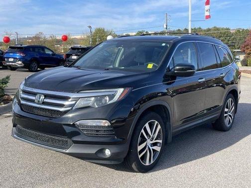 Photo 3 of 28 of 2017 Honda Pilot Touring