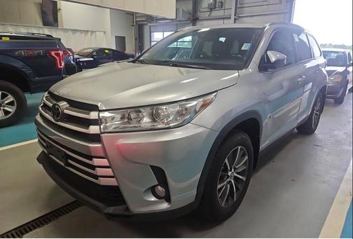 Celestial Silver Metallic 2019 Toyota Highlander XLE