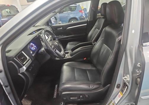Celestial Silver Metallic 2019 Toyota Highlander XLE
