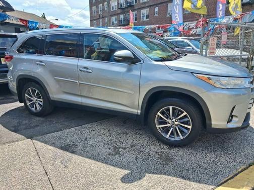 Celestial Silver Metallic 2019 Toyota Highlander XLE
