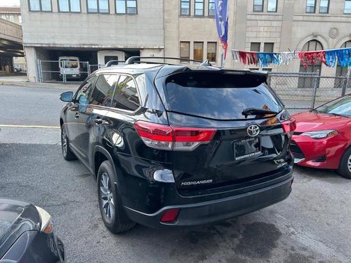 Midnight Black Metallic 2019 Toyota Highlander XLE