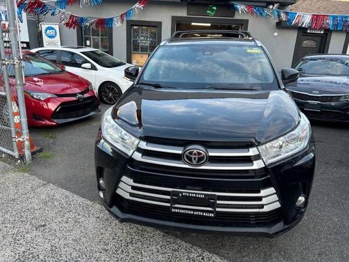 Midnight Black Metallic 2019 Toyota Highlander XLE