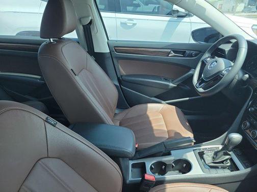 2022 Volkswagen Passat 2.0T Limited Edition