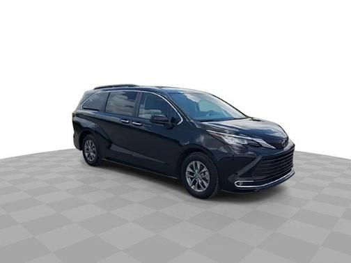 2023 Toyota Sienna XLE 8 Passenger