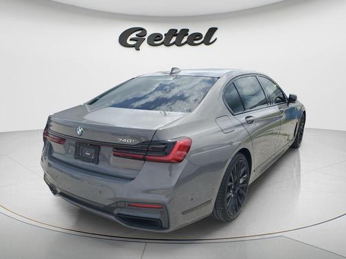 Bernina Grey Amber Effect Metallic 2022 BMW 740 i