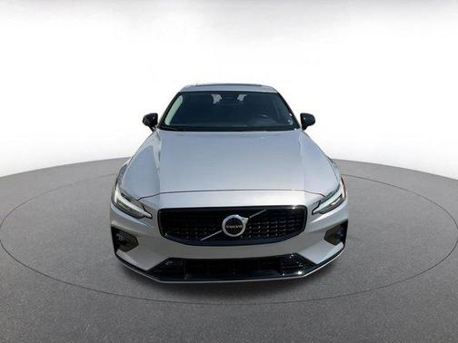 2024 Volvo S60 B5 Core Dark Theme
