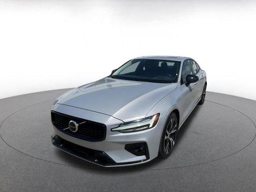 2024 Volvo S60 B5 Core Dark Theme