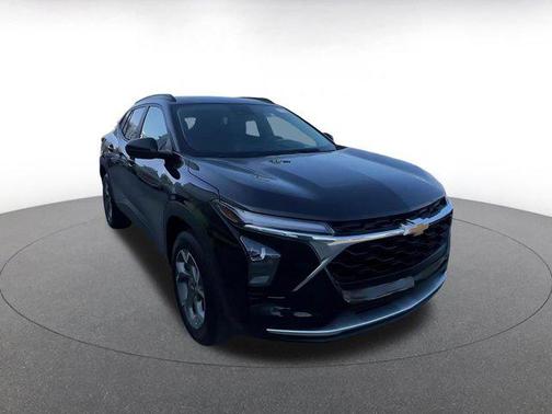 Mosaic Black Metallic 2025 Chevrolet Trax LT