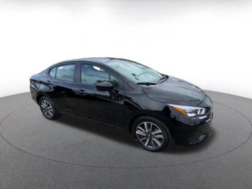 Super Black 2025 Nissan Versa 1.6 SV